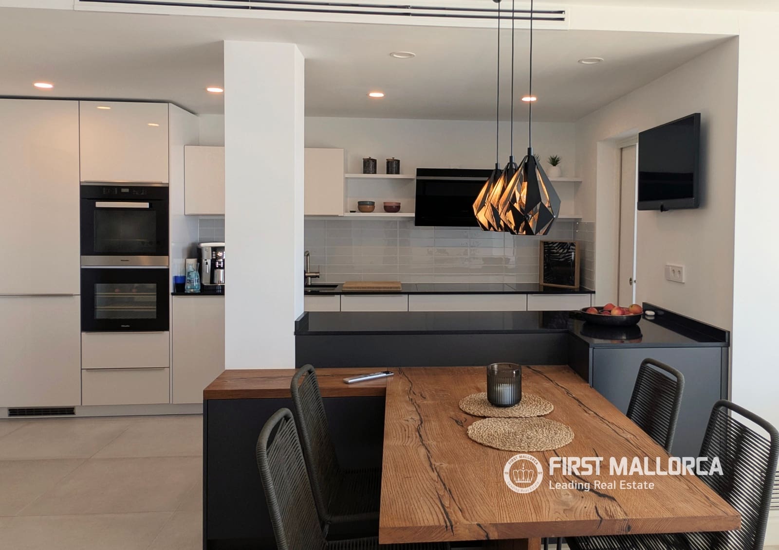 2 bedroom Penthouse for sale in Palma de Mallorca with garage - € 1,450,000 (Ref: 9789927)