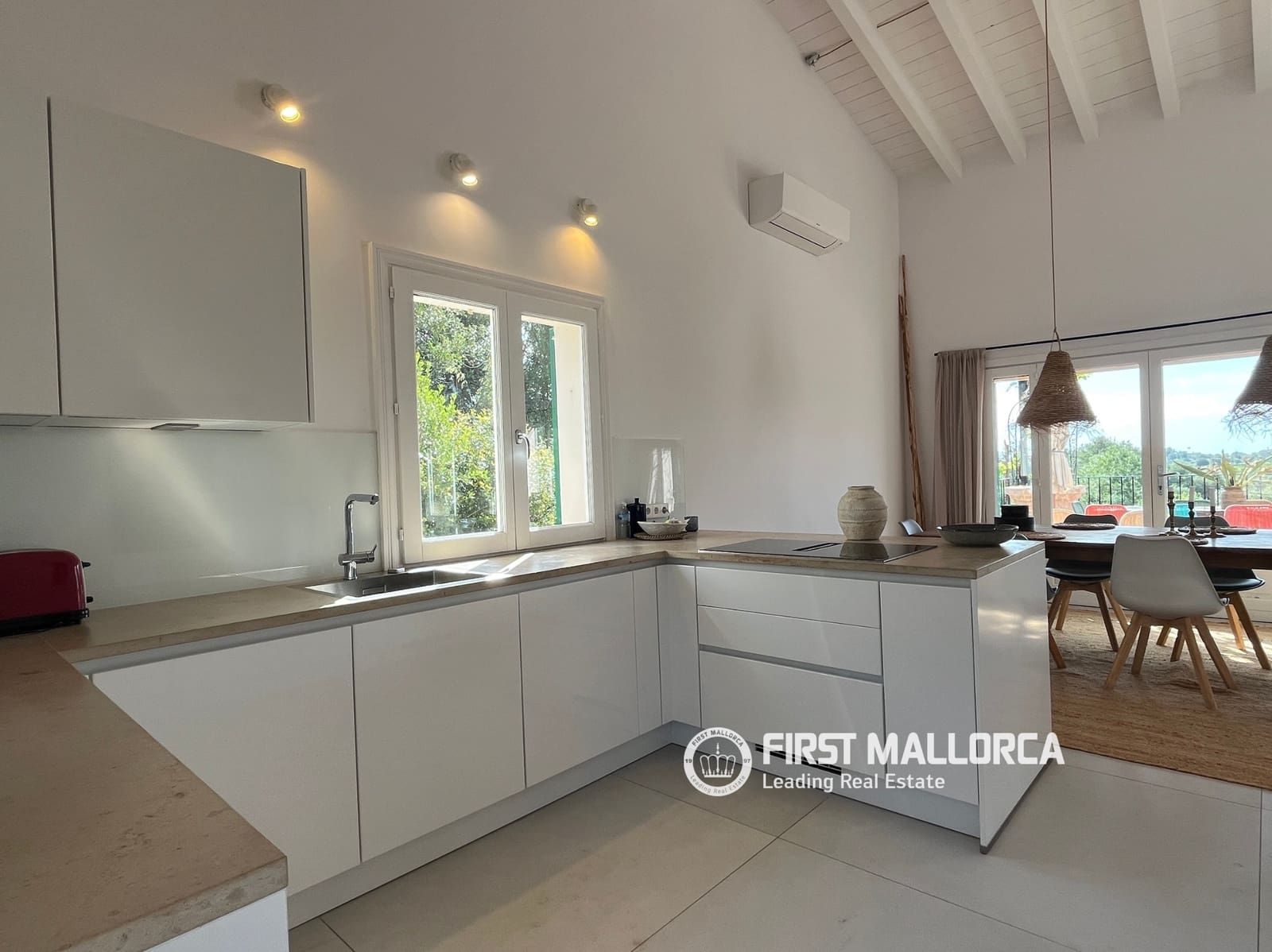 5 bedroom Villa for rent in Son Servera with pool garage - € 4,000 (Ref: 9834797)