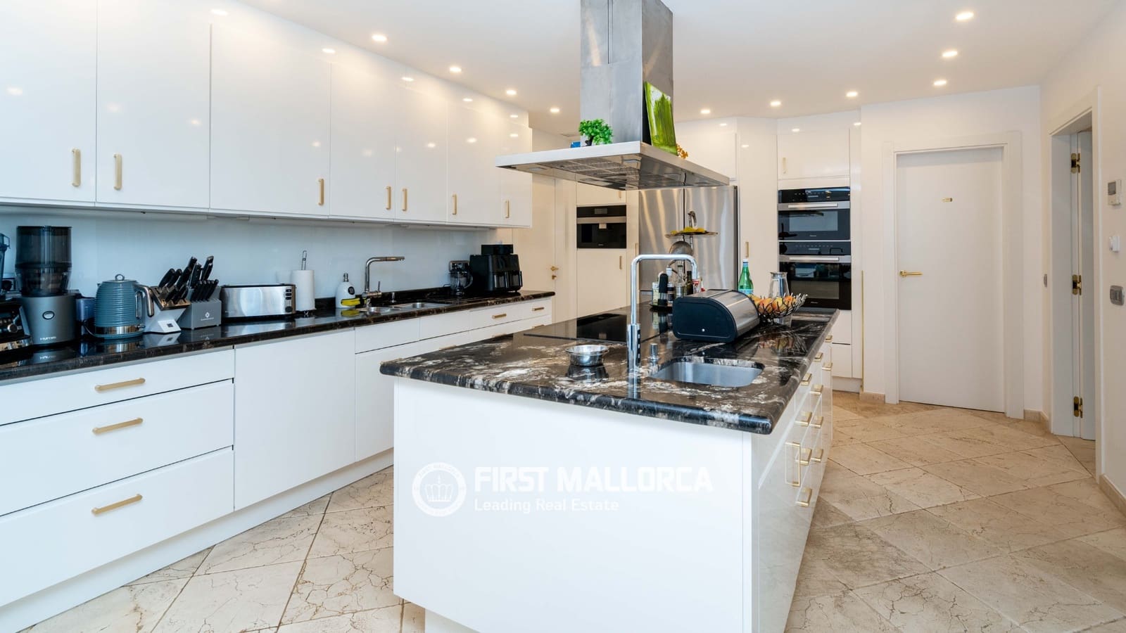 7 soverom Villa til salgs i Costa de la Calma med svømmebasseng garasje - € 6 950 000 (Ref: 9872667)