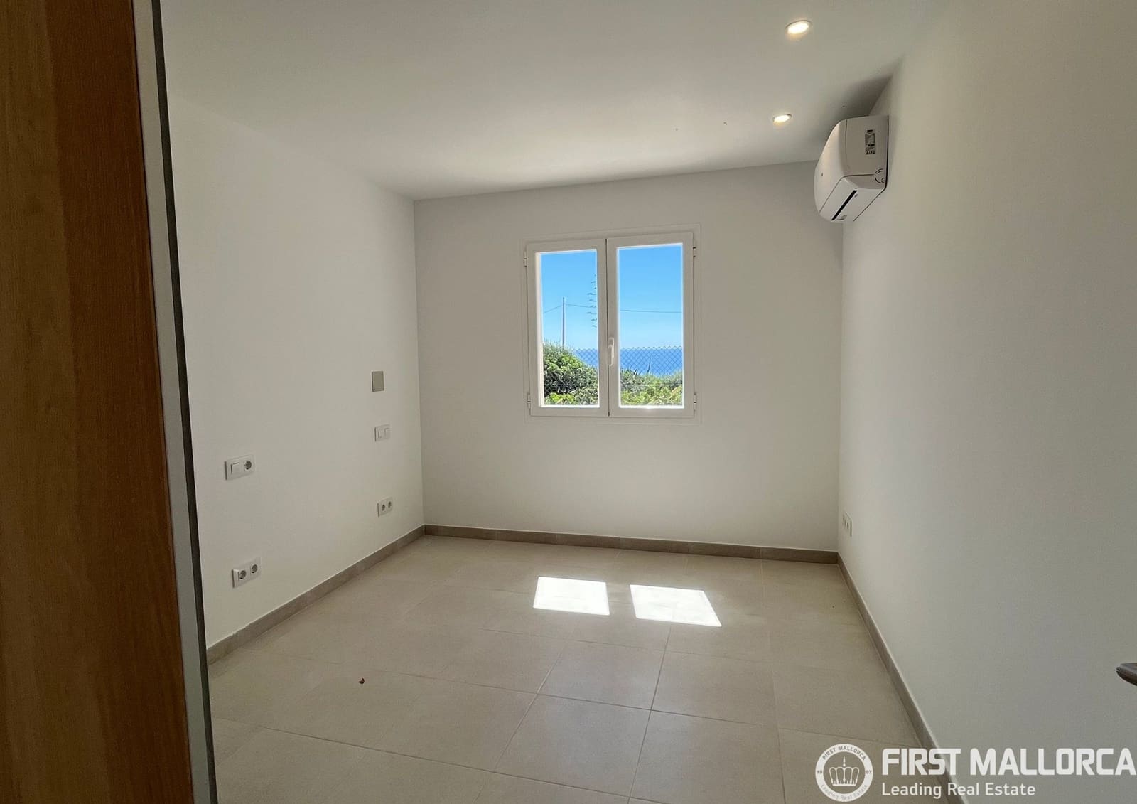 3 sypialnia Willa do wynajęcia w Cala Llombards z garażem - 2 350 € (Ref: 9950679)