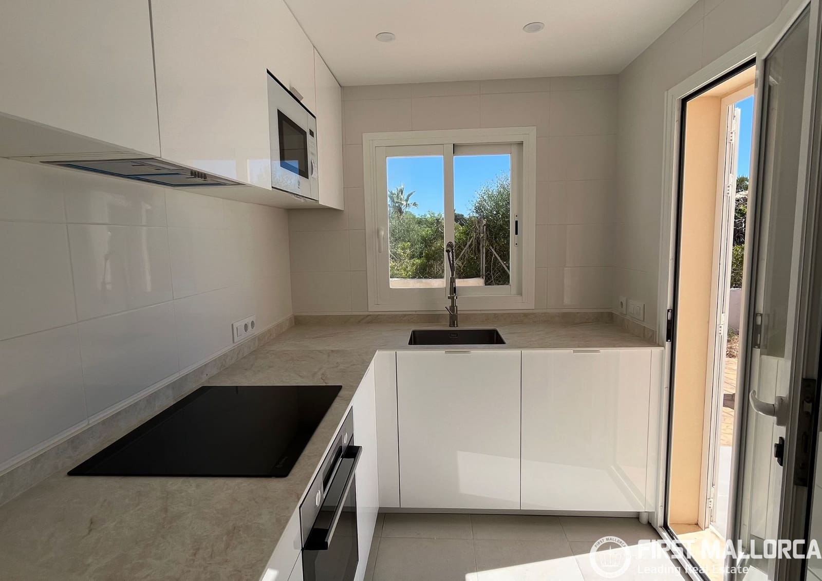 3 sypialnia Willa do wynajęcia w Cala Llombards z garażem - 2 350 € (Ref: 9950679)