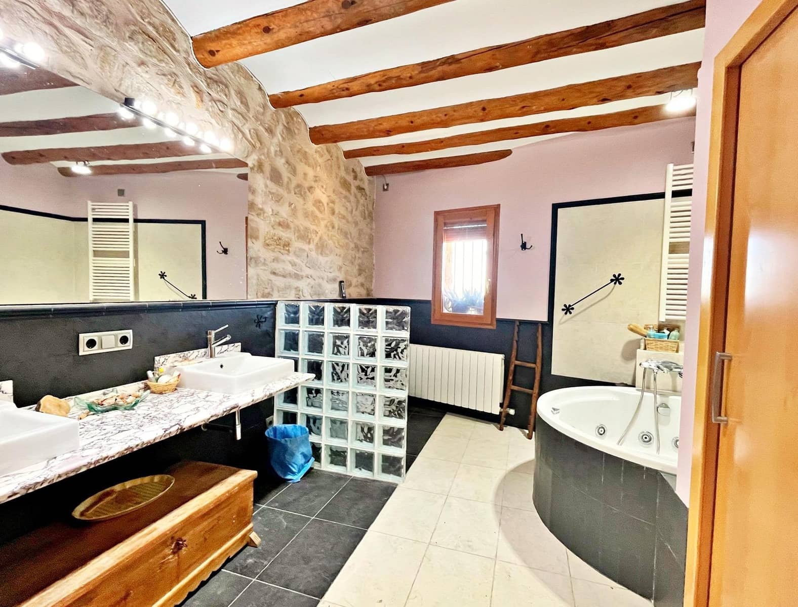 4 slaapkamer Huis te koop in Arnes met garage - € 320.000 (Ref: 9367427)