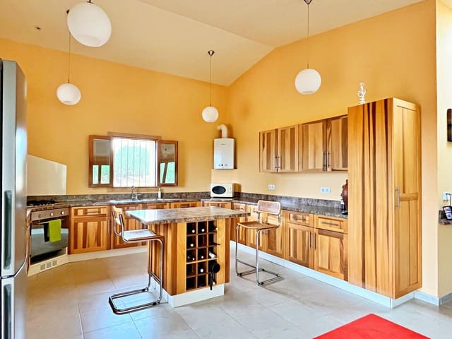 3 bedroom Villa for sale in Roquetes with garage - € 365,000 (Ref: 9403317)