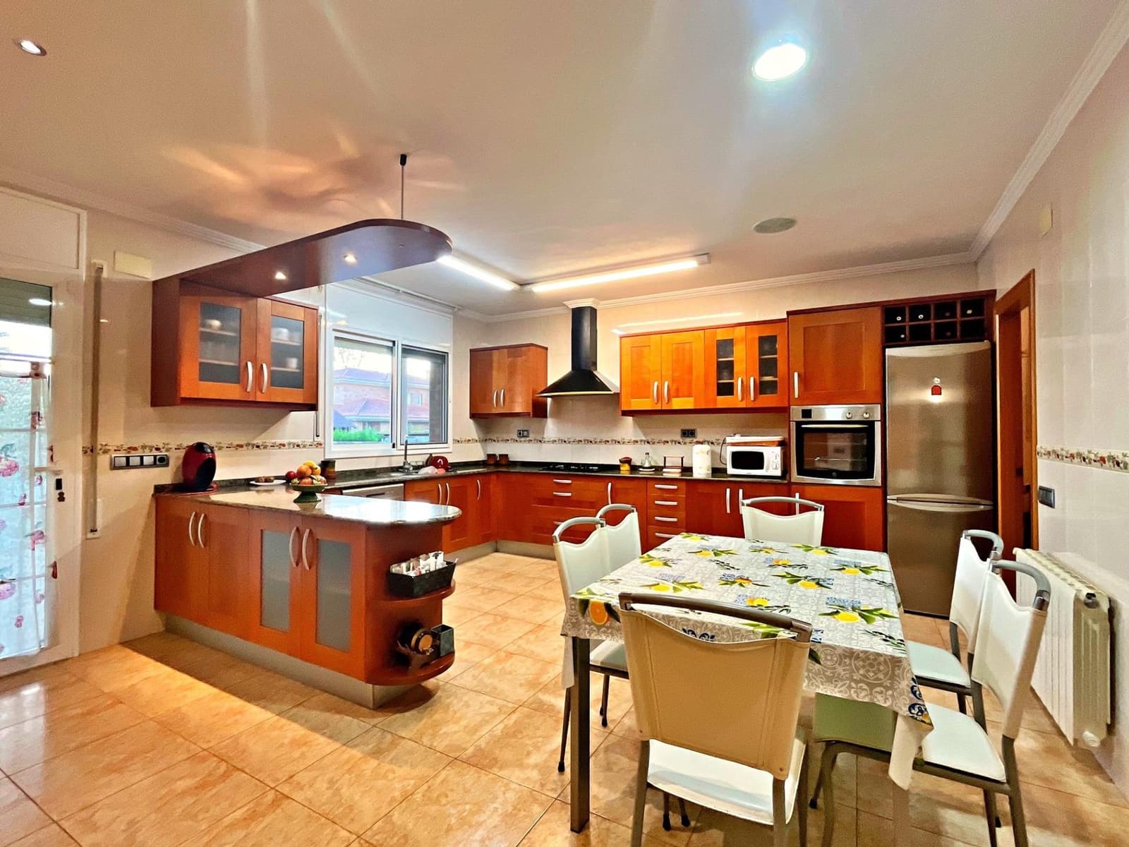 6 soveværelse Villa til salg i Santa Barbara med garage - € 450.000 (Ref: 9440016)