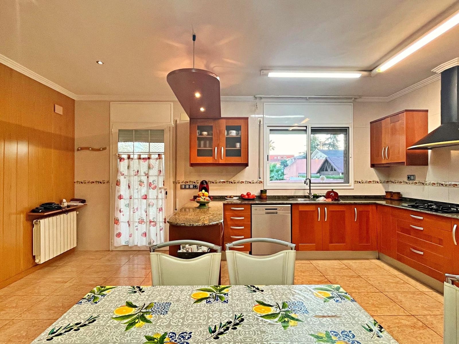 6 soveværelse Villa til salg i Santa Barbara med garage - € 450.000 (Ref: 9440016)