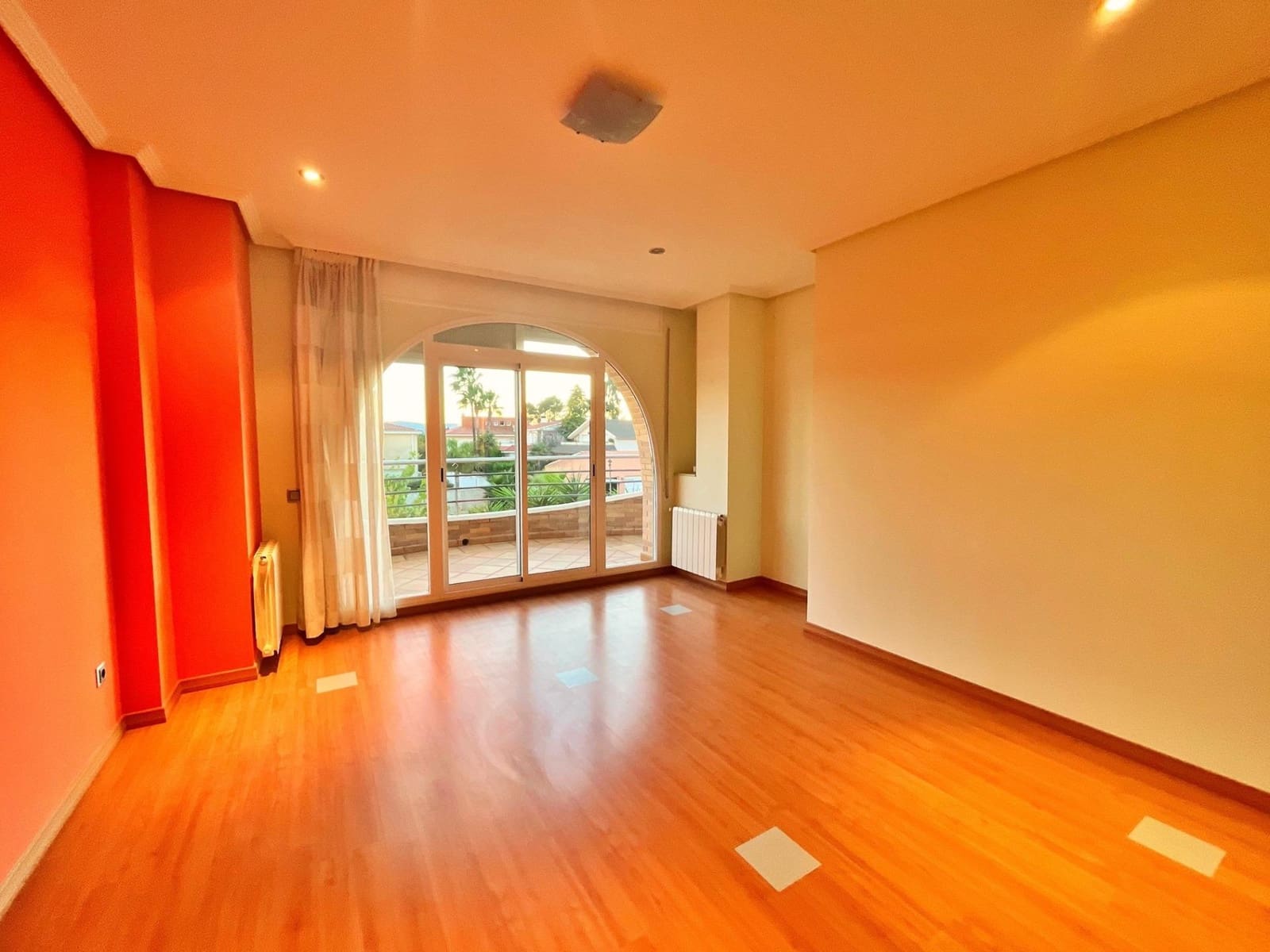 6 soveværelse Villa til salg i Santa Barbara med garage - € 450.000 (Ref: 9440016)