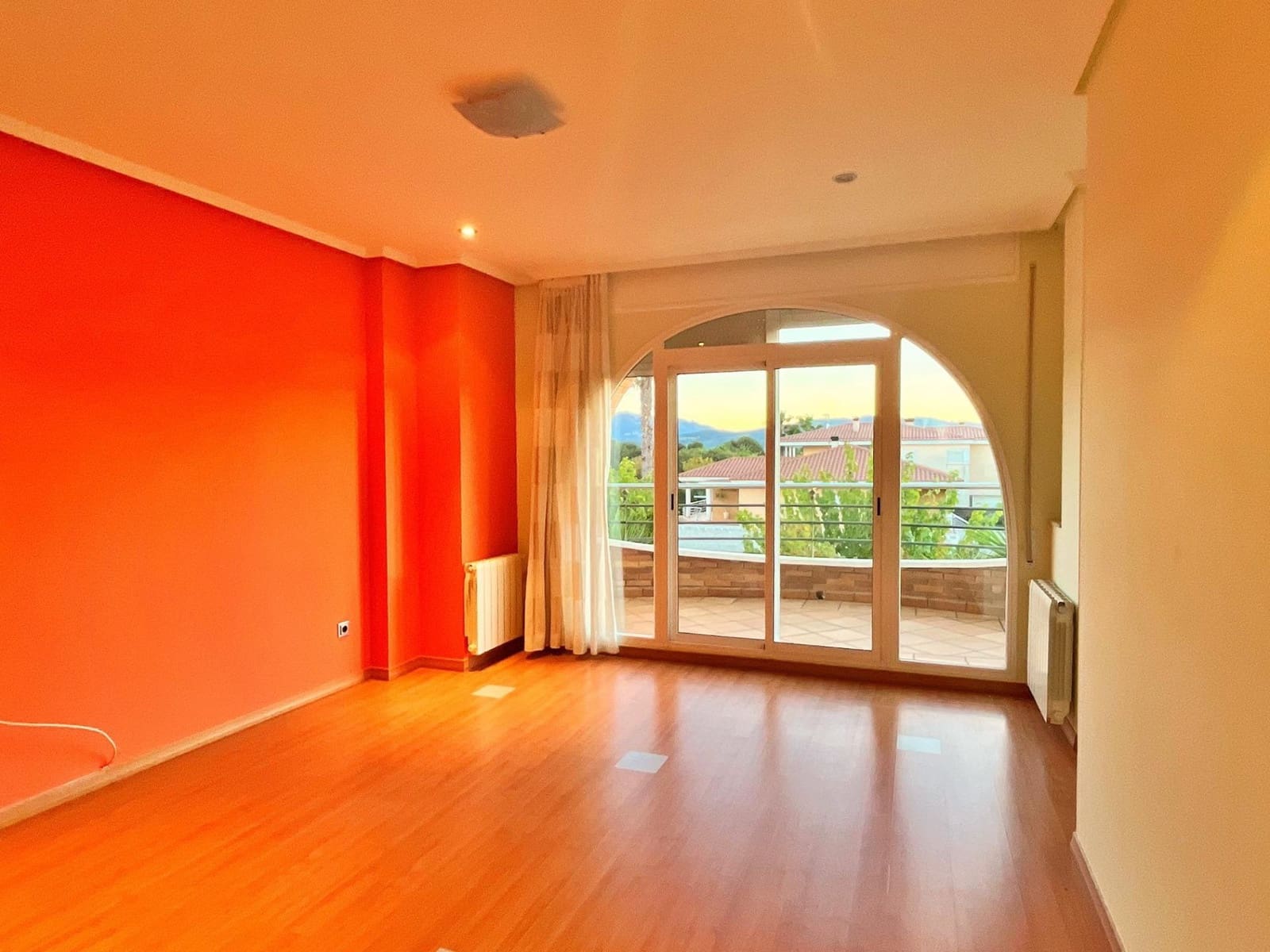 6 soveværelse Villa til salg i Santa Barbara med garage - € 450.000 (Ref: 9440016)