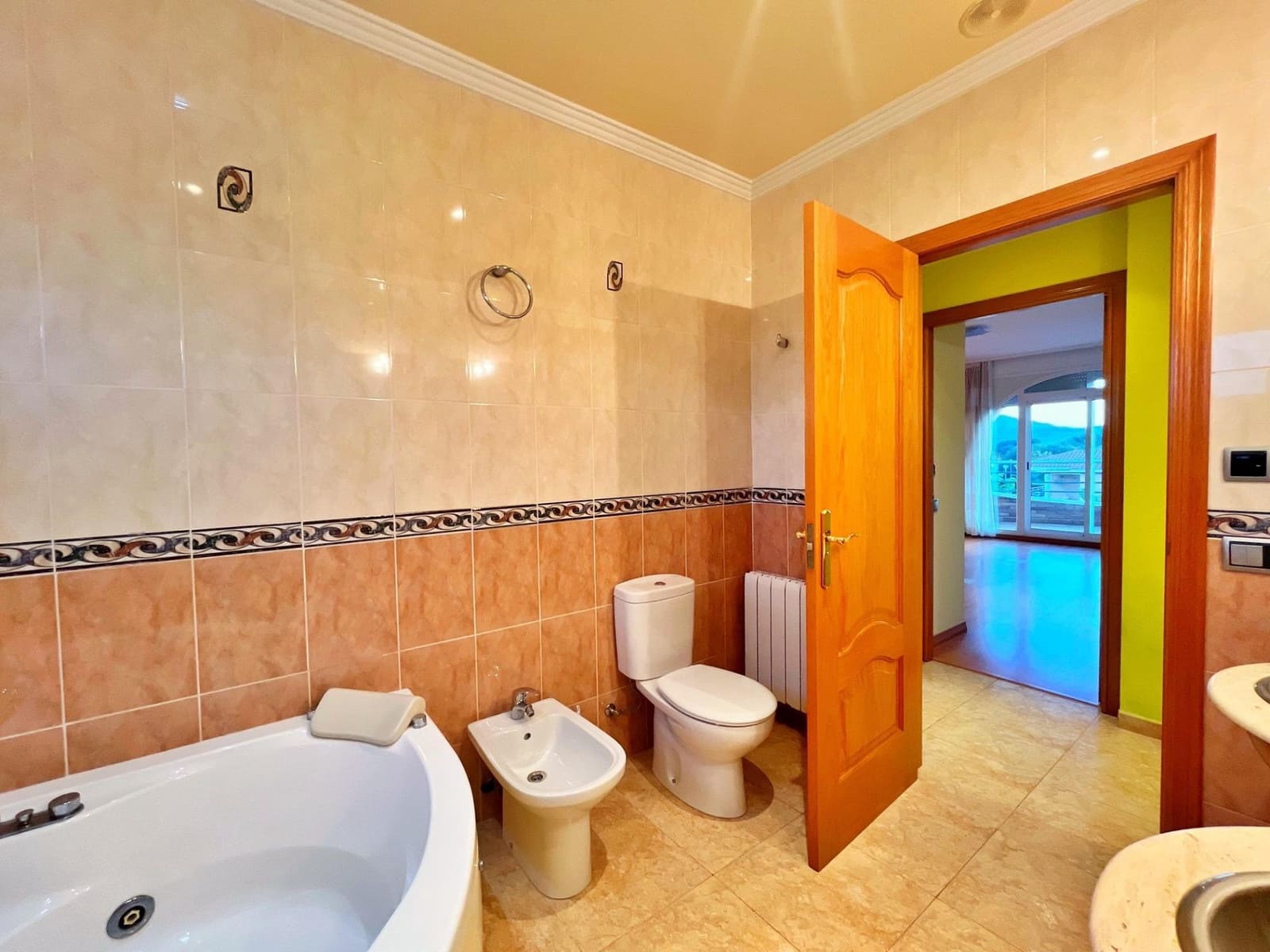 6 soveværelse Villa til salg i Santa Barbara med garage - € 450.000 (Ref: 9440016)