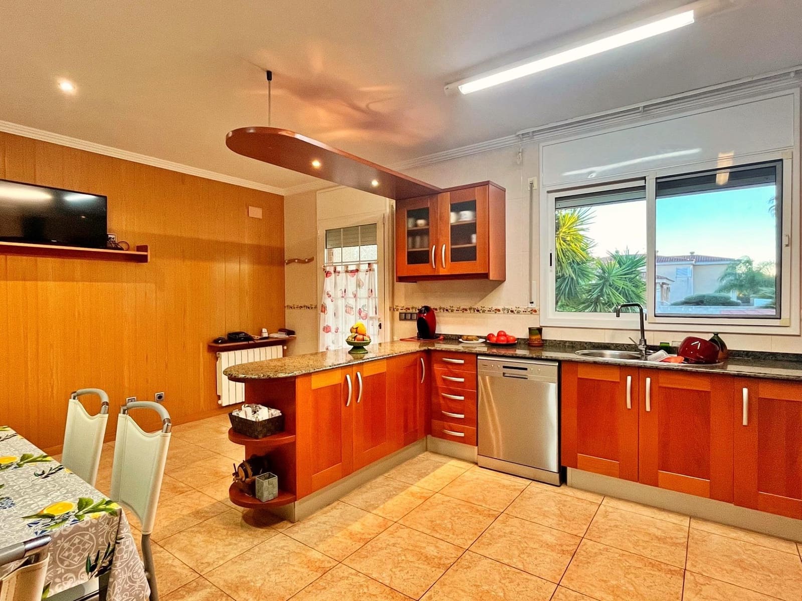 6 soveværelse Villa til salg i Santa Barbara med garage - € 450.000 (Ref: 9440016)