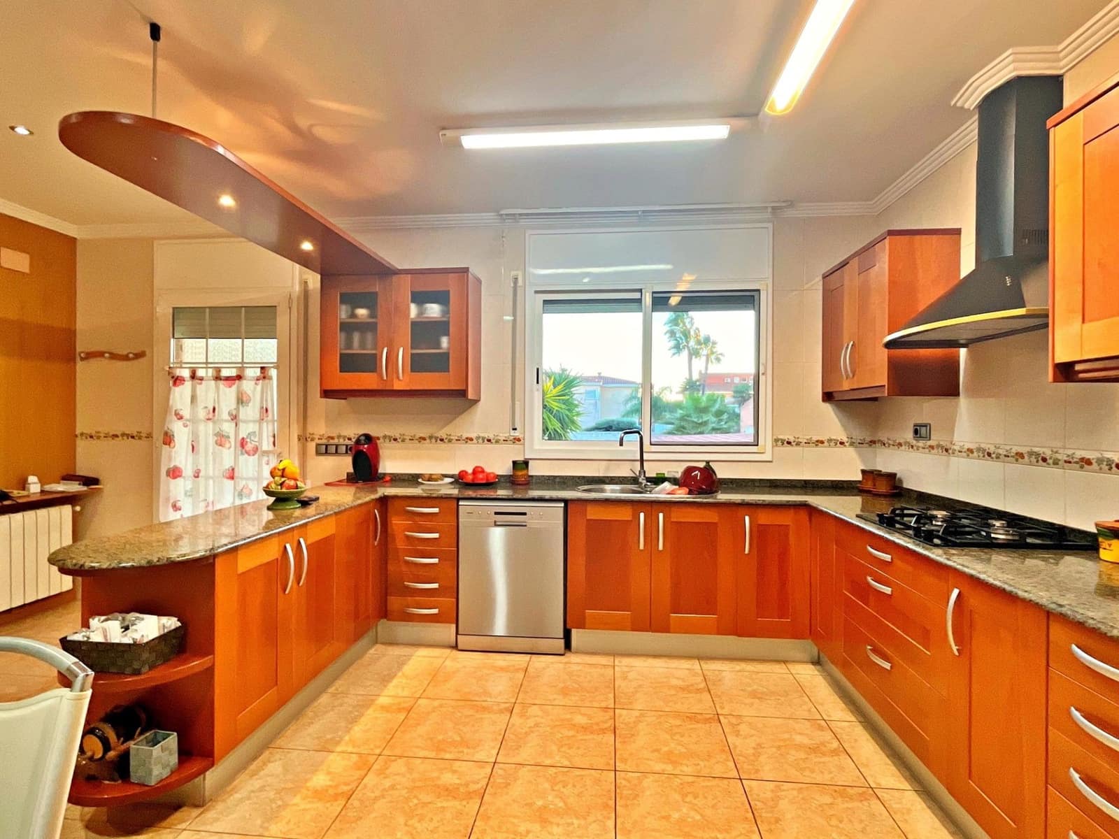 6 soveværelse Villa til salg i Santa Barbara med garage - € 450.000 (Ref: 9440016)