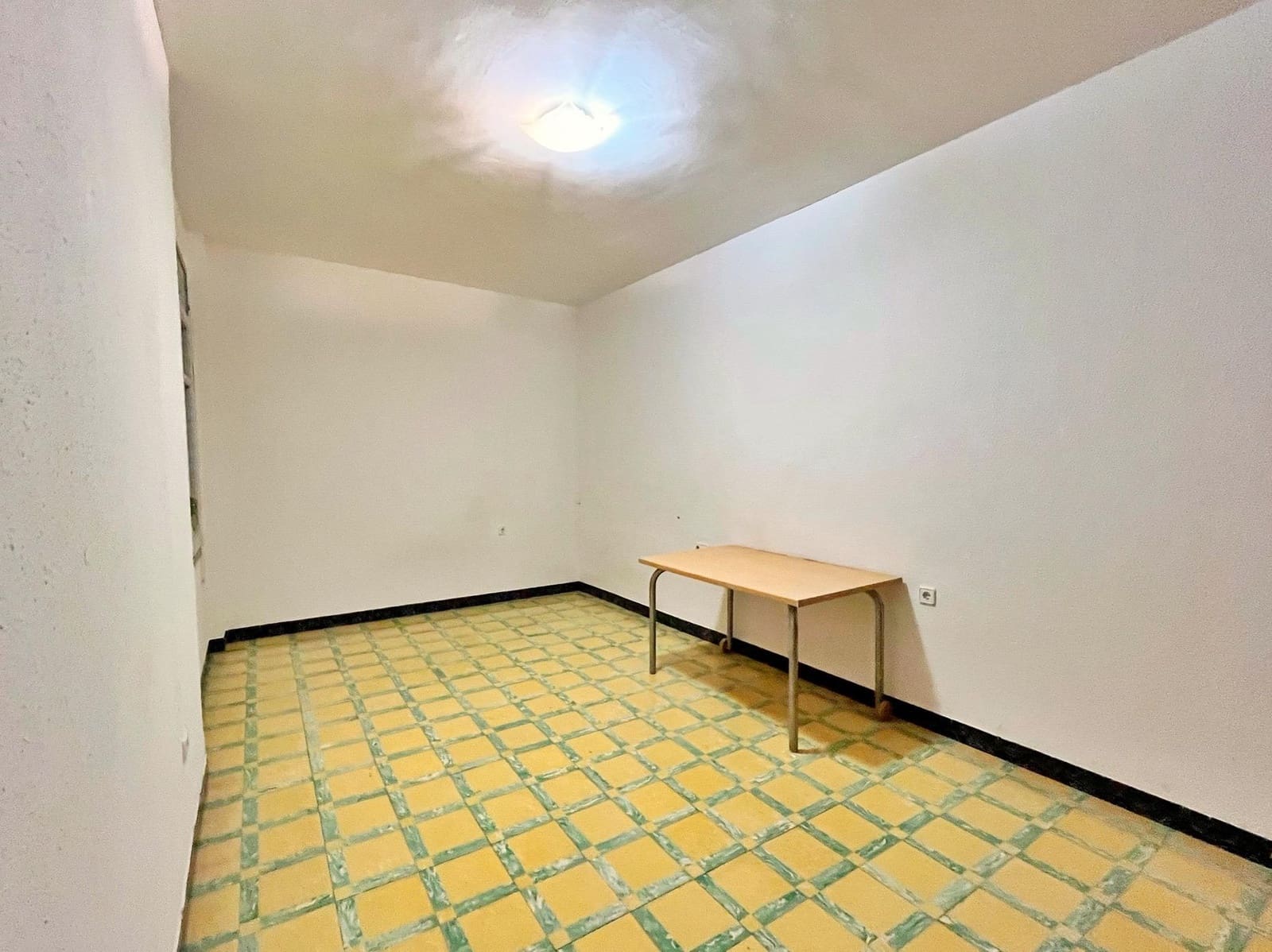 4 slaapkamer Flat te huur in Tortosa - € 600 (Ref: 9446244)