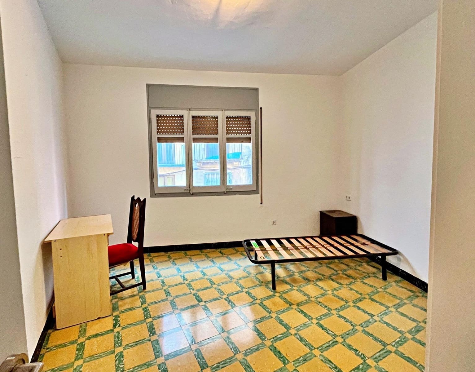 4 slaapkamer Flat te huur in Tortosa - € 600 (Ref: 9446244)