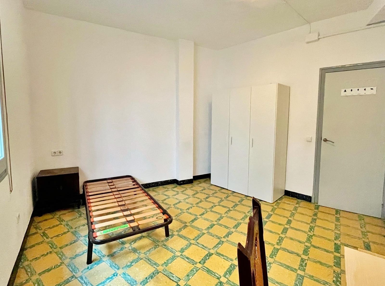4 slaapkamer Flat te huur in Tortosa - € 600 (Ref: 9446244)