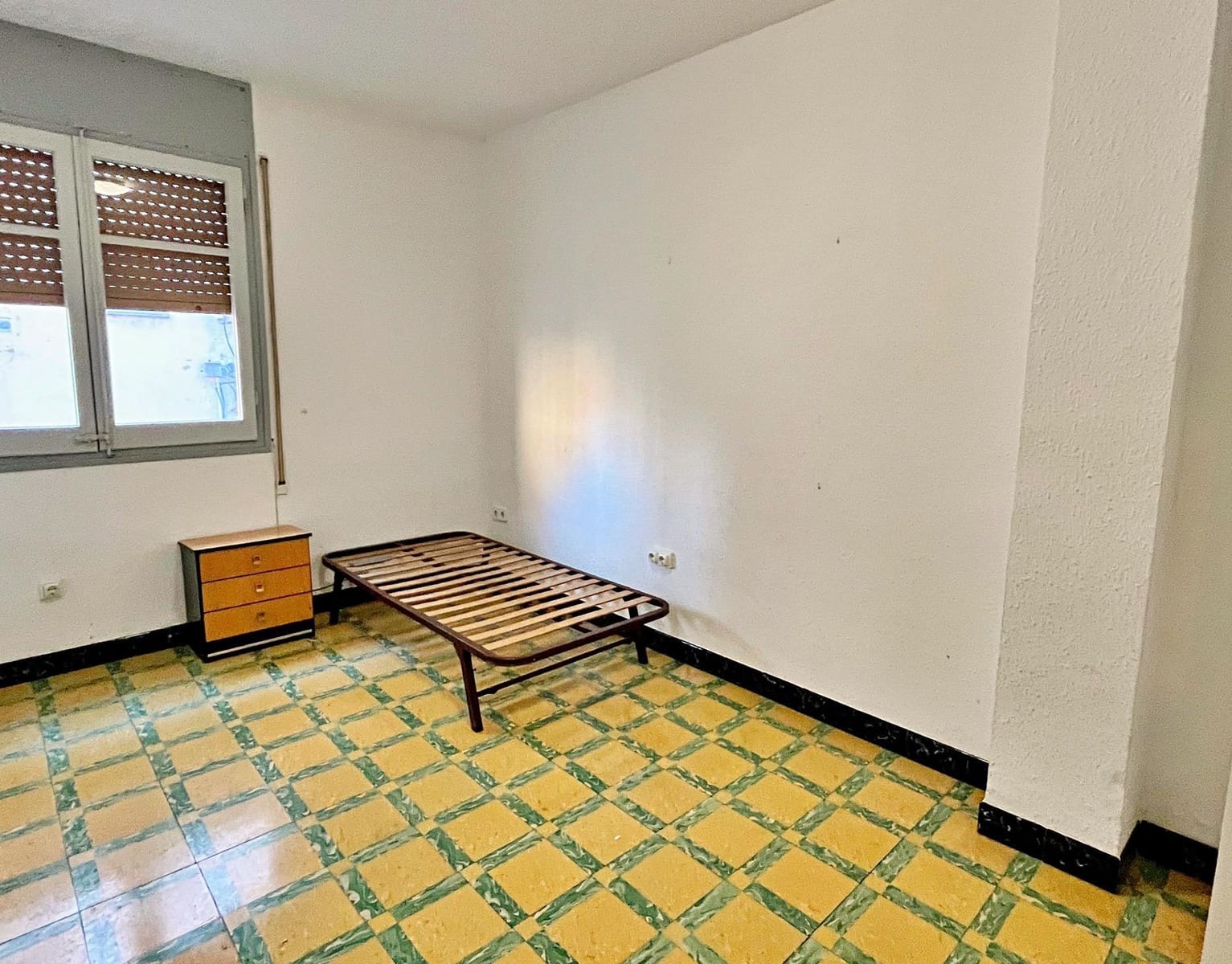 4 slaapkamer Flat te huur in Tortosa - € 600 (Ref: 9446244)