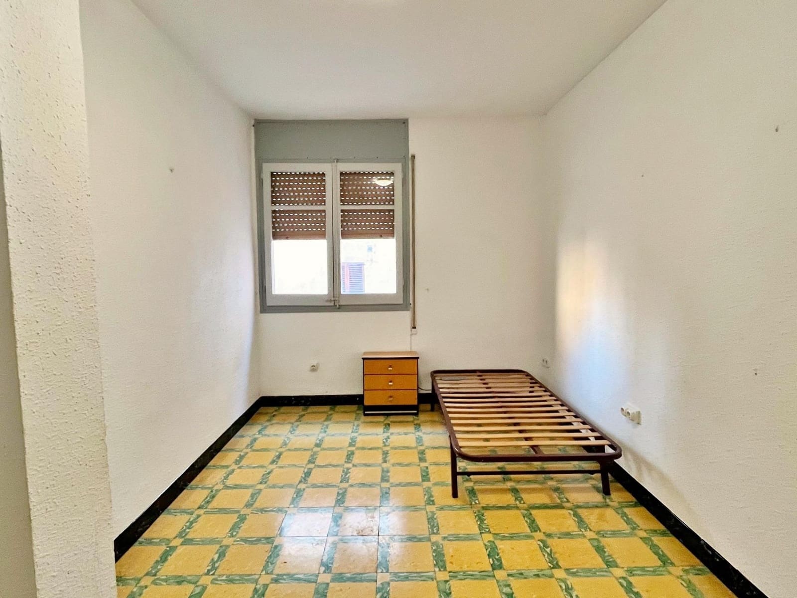 4 slaapkamer Flat te huur in Tortosa - € 600 (Ref: 9446244)