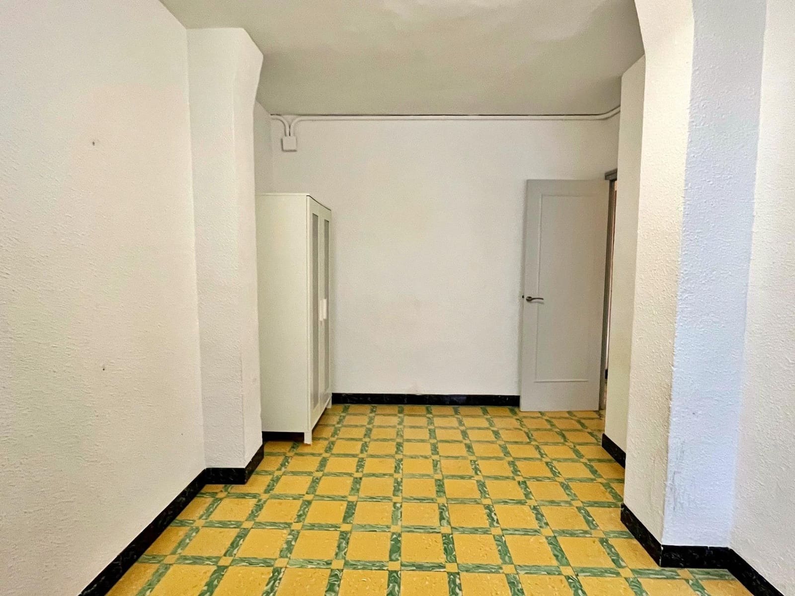 4 slaapkamer Flat te huur in Tortosa - € 600 (Ref: 9446244)