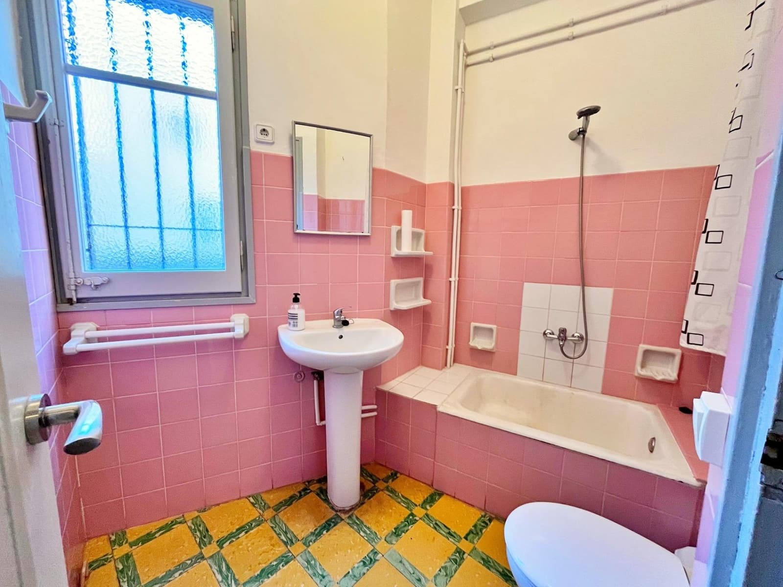 4 slaapkamer Flat te huur in Tortosa - € 600 (Ref: 9446244)