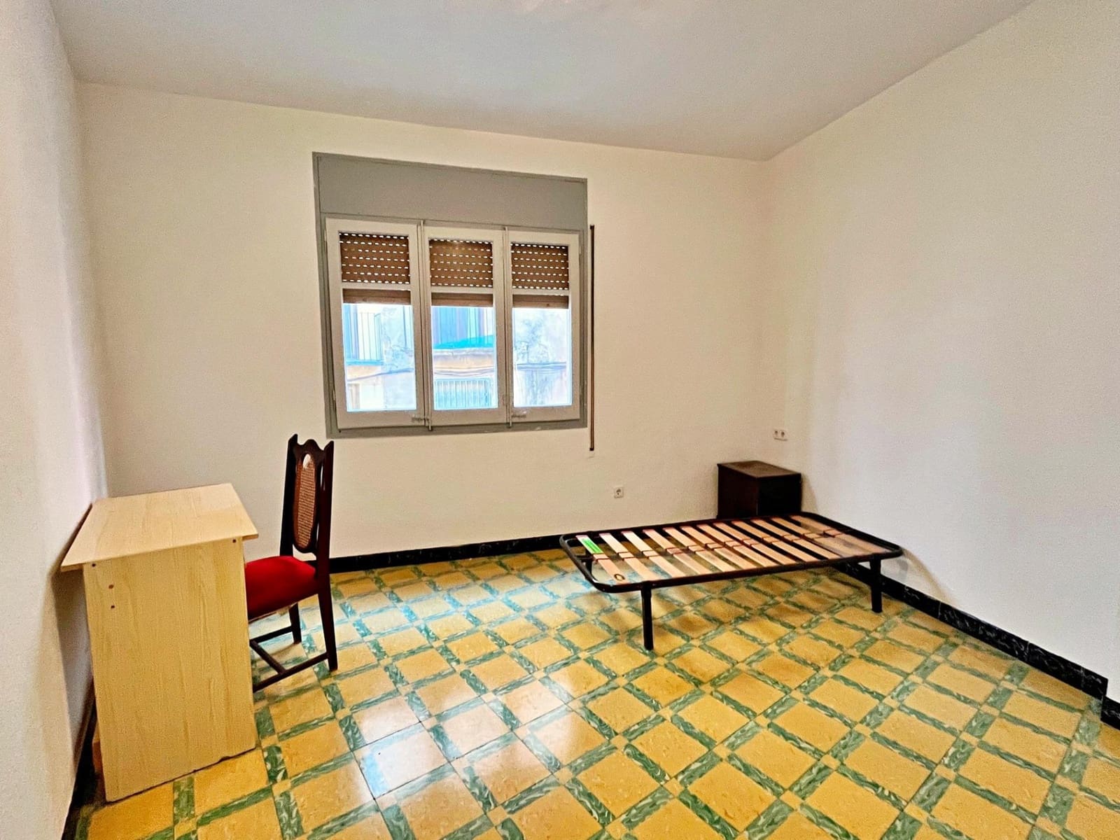 4 slaapkamer Flat te huur in Tortosa - € 600 (Ref: 9446244)