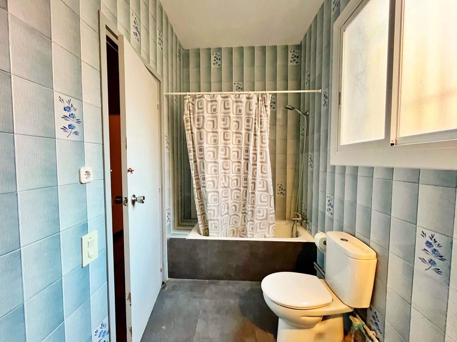4 slaapkamer Flat te huur in Tortosa - € 600 (Ref: 9446244)