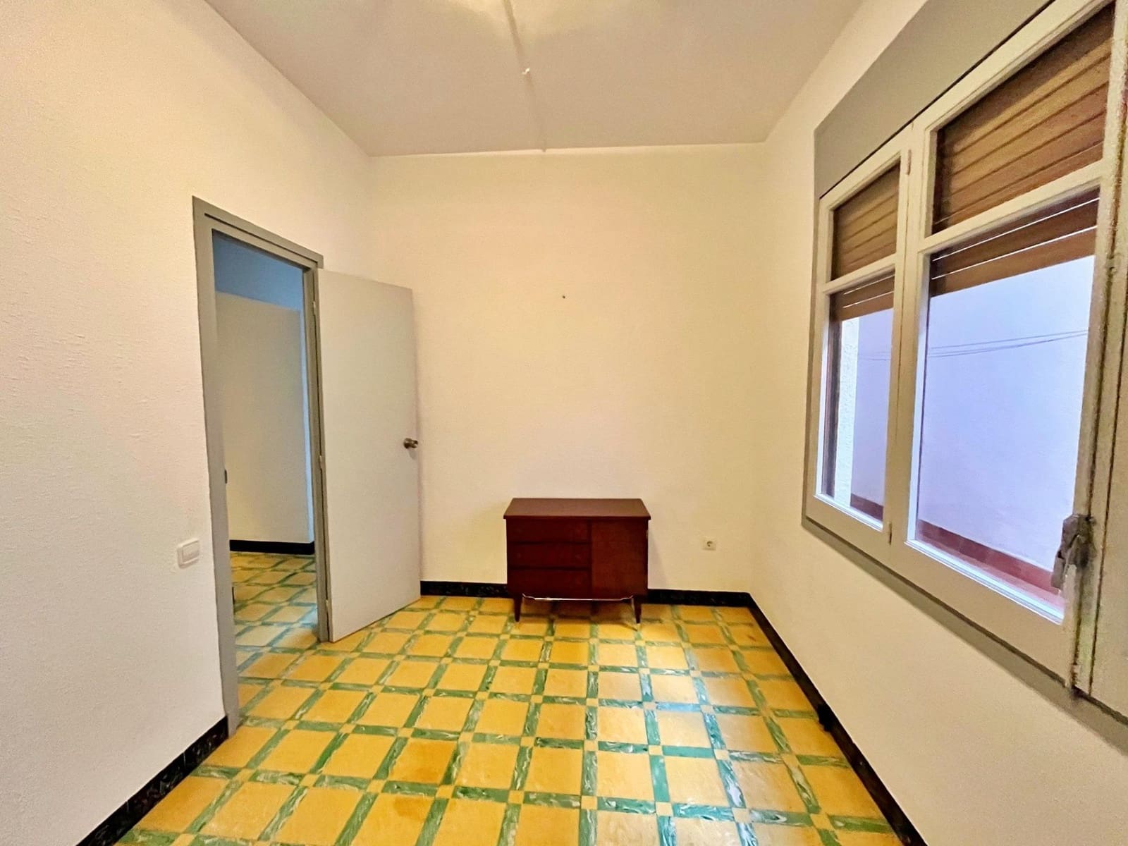 4 slaapkamer Flat te huur in Tortosa - € 600 (Ref: 9446244)