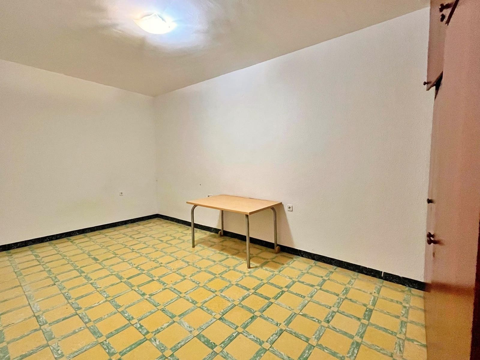 4 slaapkamer Flat te huur in Tortosa - € 600 (Ref: 9446244)