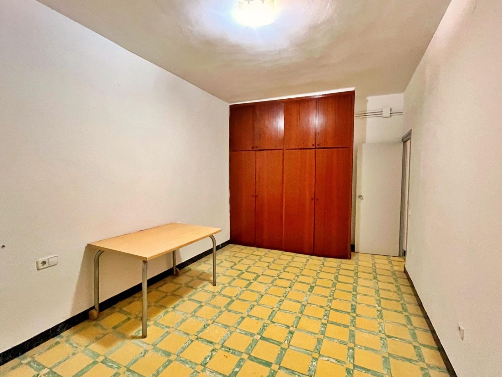 4 slaapkamer Flat te huur in Tortosa - € 600 (Ref: 9446244)