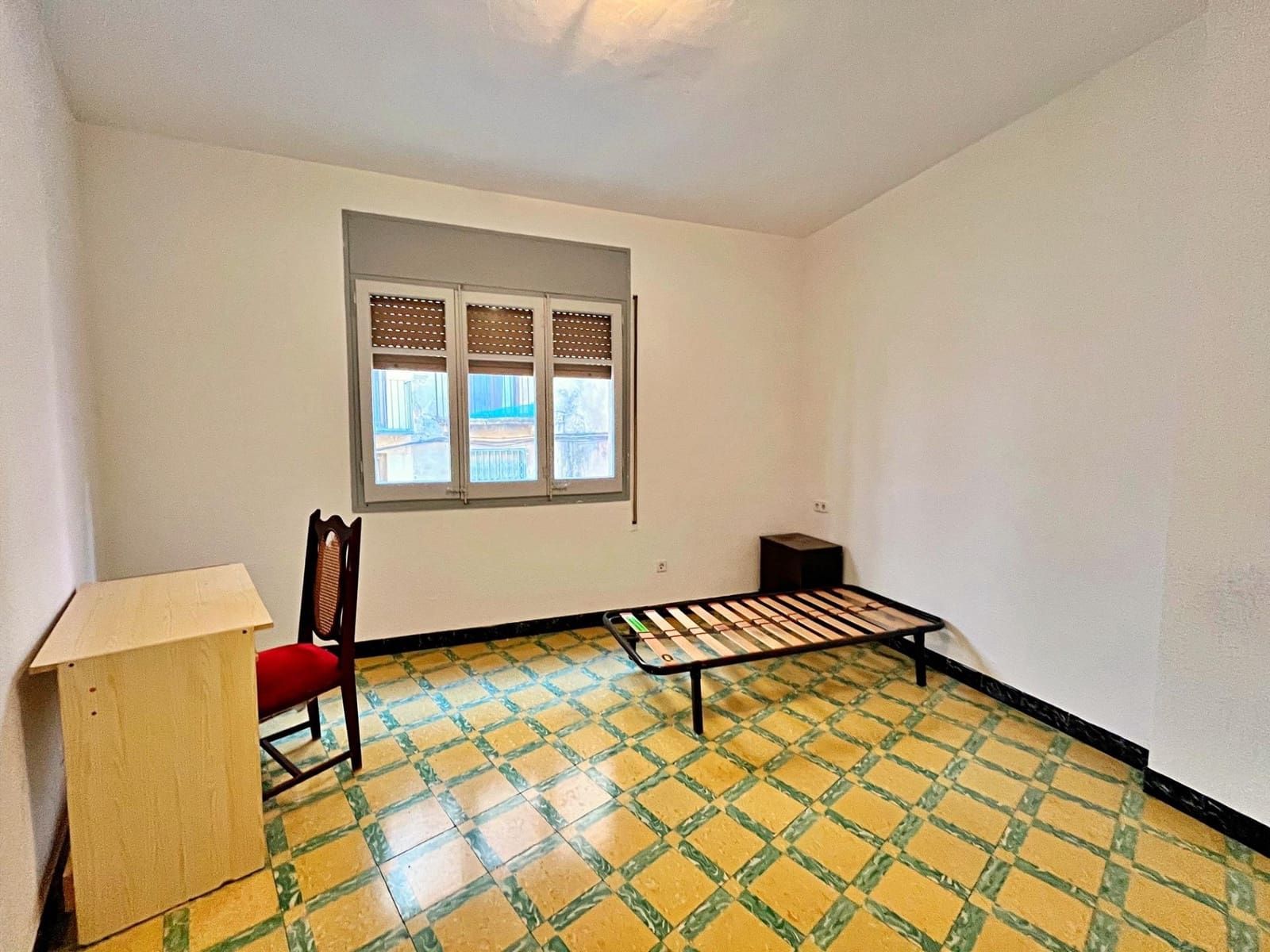 4 slaapkamer Flat te huur in Tortosa - € 600 (Ref: 9446244)