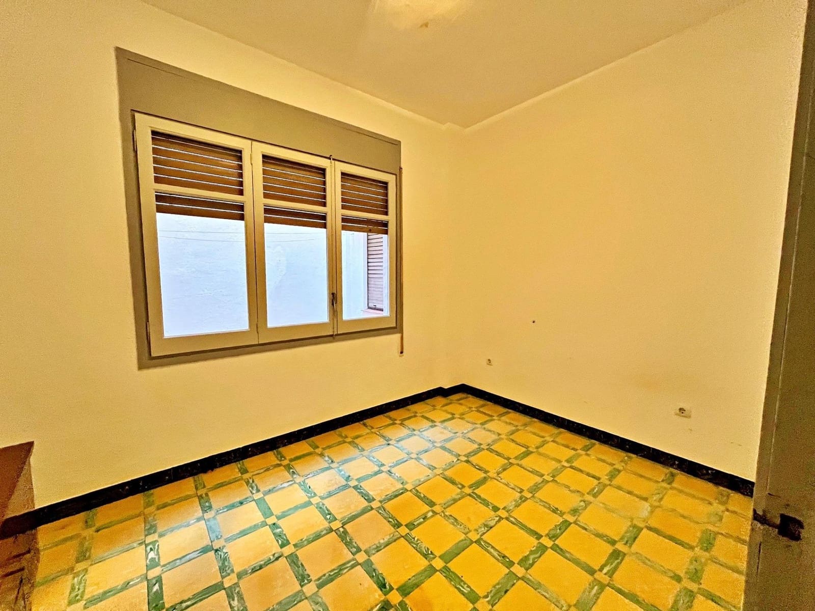 4 slaapkamer Flat te huur in Tortosa - € 600 (Ref: 9446244)