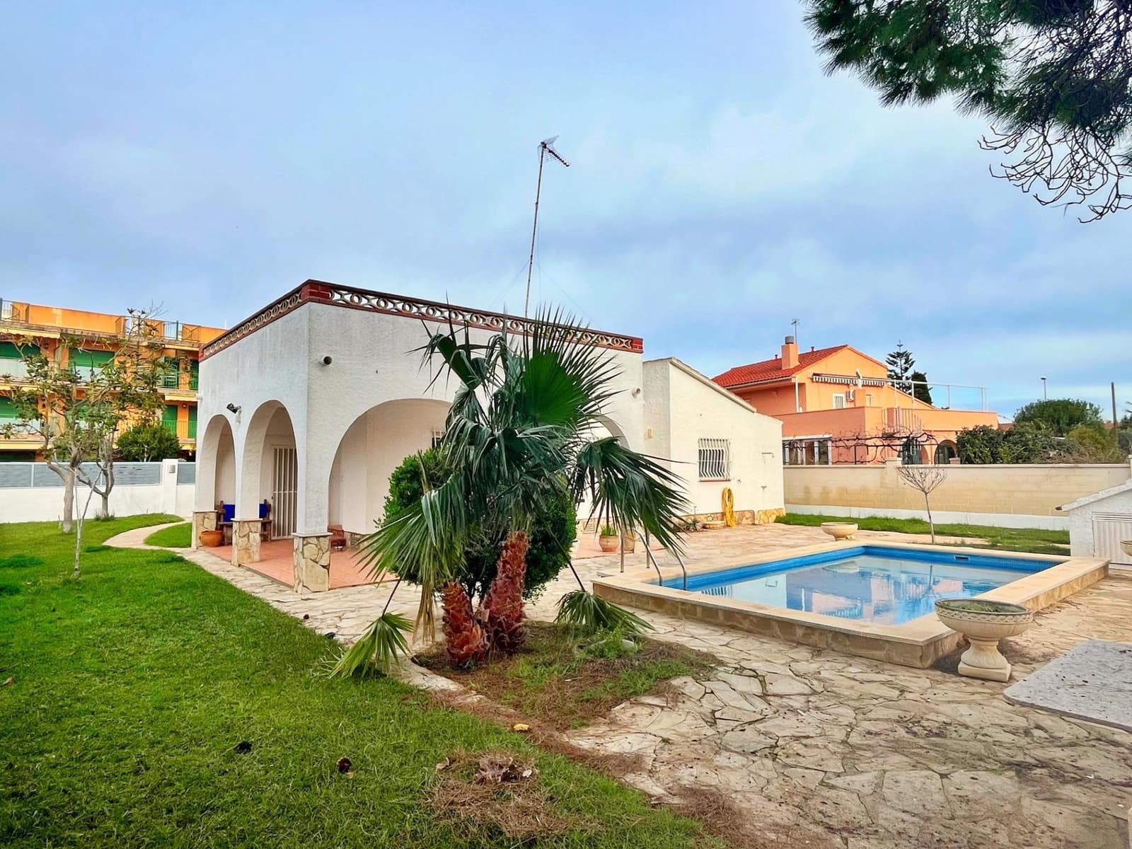 Chalet de 3 habitaciones en Amposta en venta con piscina - 350.000 € (Ref: 9516012)