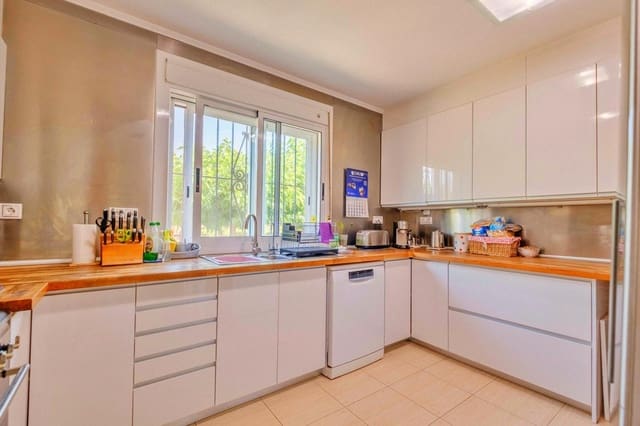 5 bedroom Villa for sale in Roquetes with pool garage - € 360,000 (Ref: 9999592)