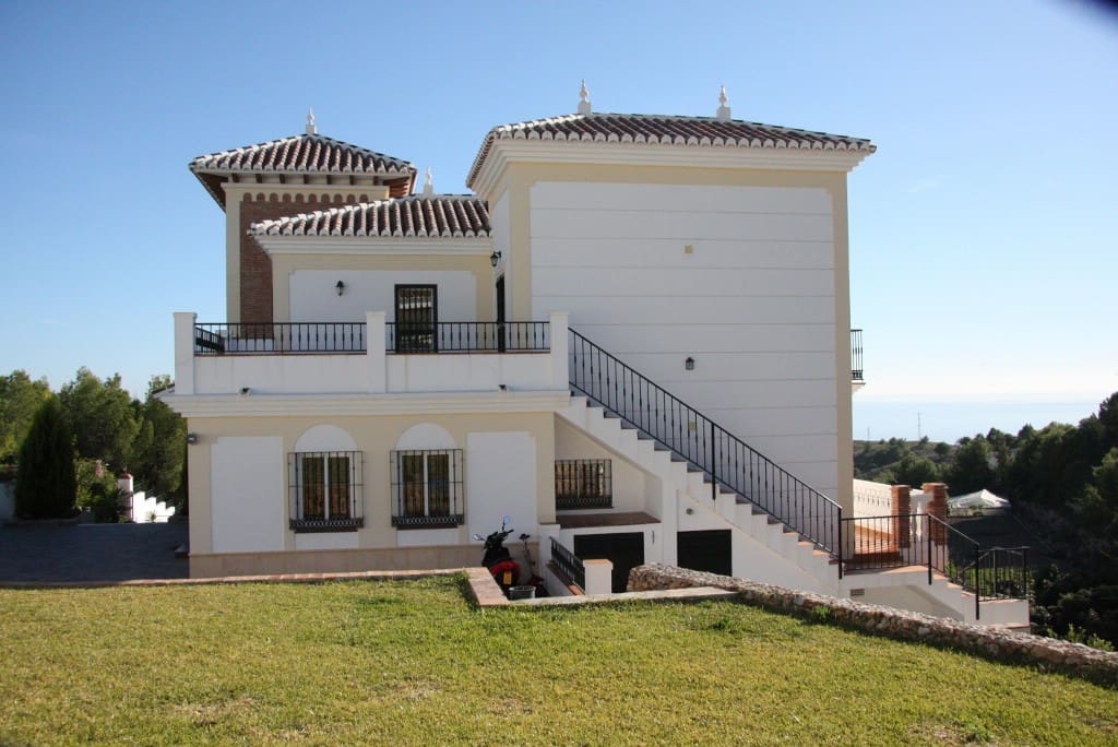 5 bedroom Villa for sale in Frigiliana with pool - € 1,500,000 (Ref: 3719000)