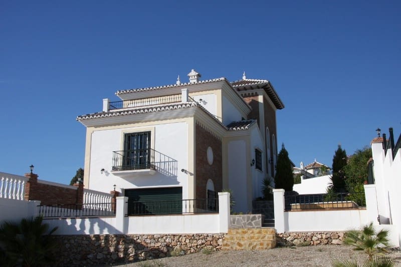 5 bedroom Villa for sale in Frigiliana with pool - € 1,500,000 (Ref: 3719000)