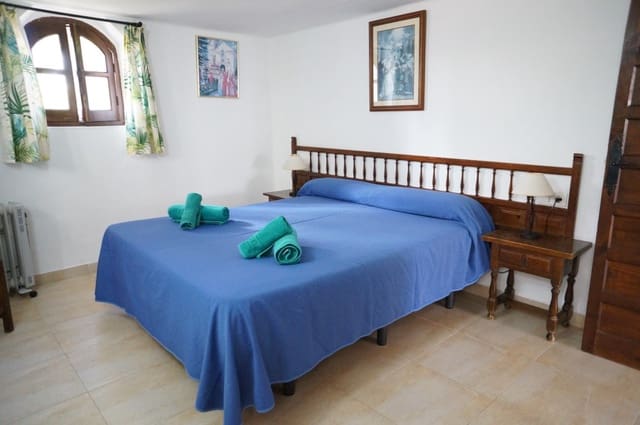 4 bedroom Villa for sale in Nerja with pool - € 450,000 (Ref: 9017371)