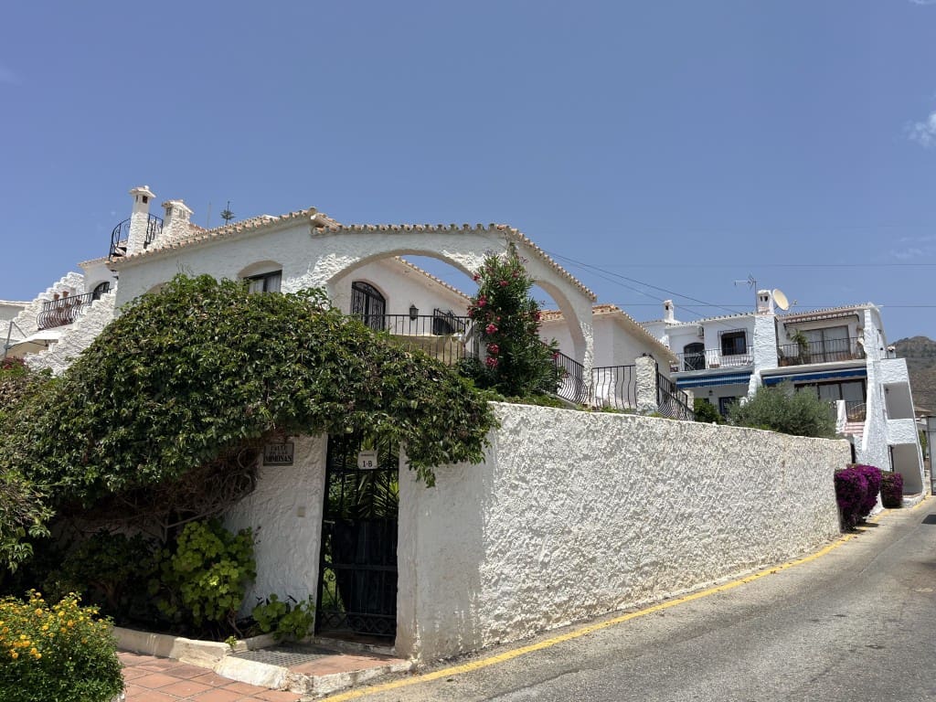 4 bedroom Villa for sale in Nerja with pool - € 450,000 (Ref: 9017371)