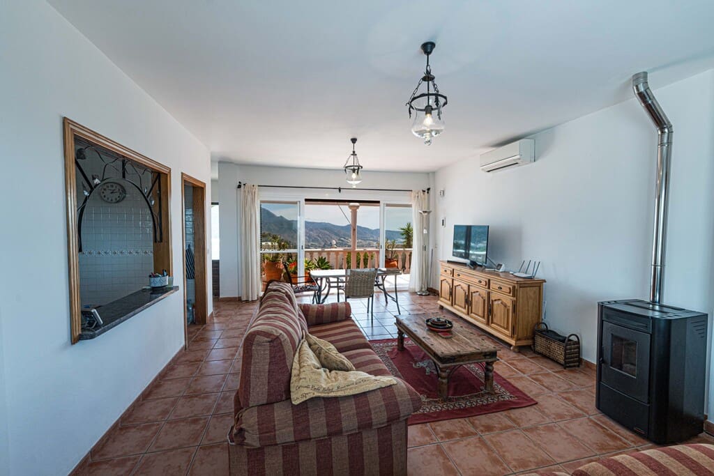 3 bedroom Villa for sale in Torrox with pool - € 525,000 (Ref: 9845083)