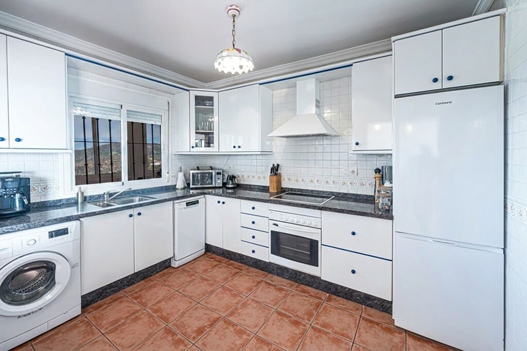 3 bedroom Villa for sale in Torrox with pool - € 525,000 (Ref: 9845083)
