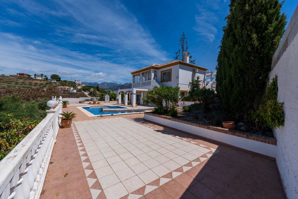 3 bedroom Villa for sale in Torrox with pool - € 525,000 (Ref: 9845083)