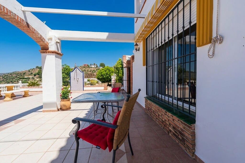 3 bedroom Villa for sale in Torrox with pool - € 525,000 (Ref: 9845083)