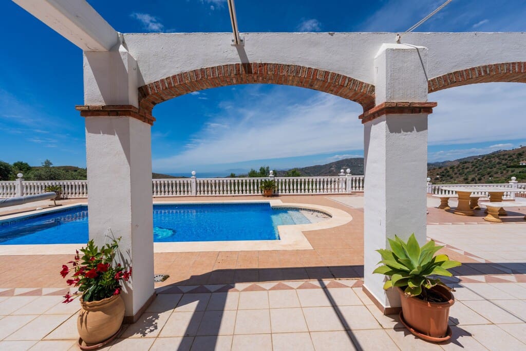 3 bedroom Villa for sale in Torrox with pool - € 525,000 (Ref: 9845083)
