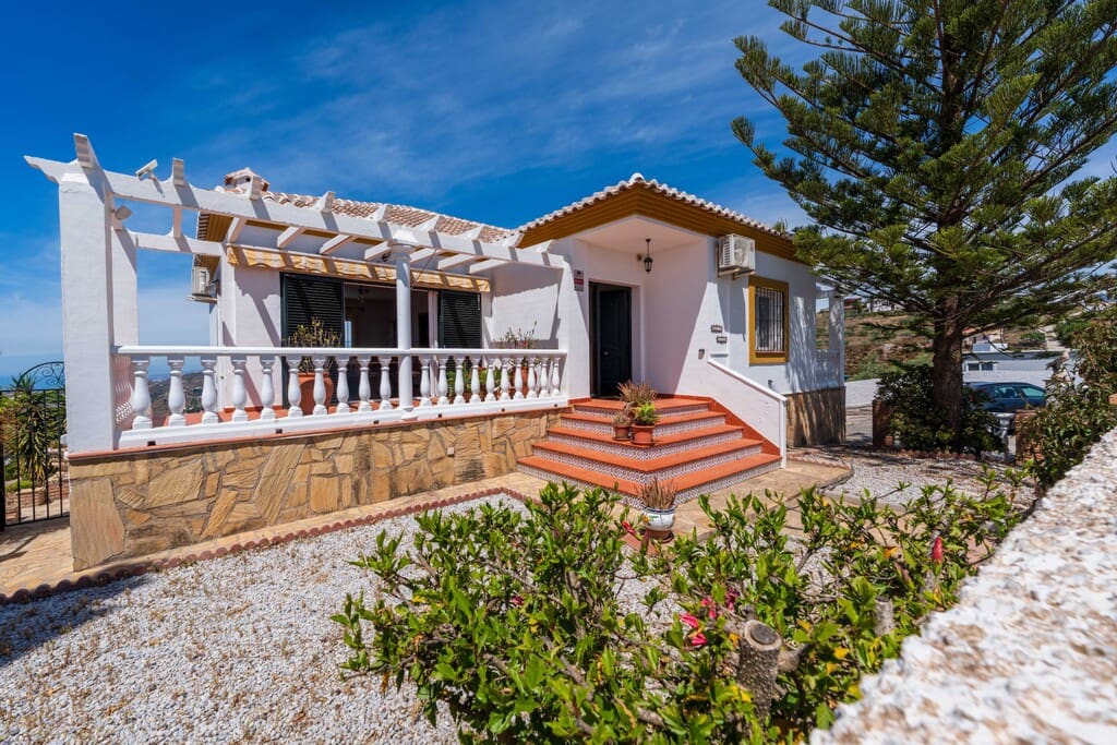 3 bedroom Villa for sale in Torrox with pool - € 525,000 (Ref: 9845083)