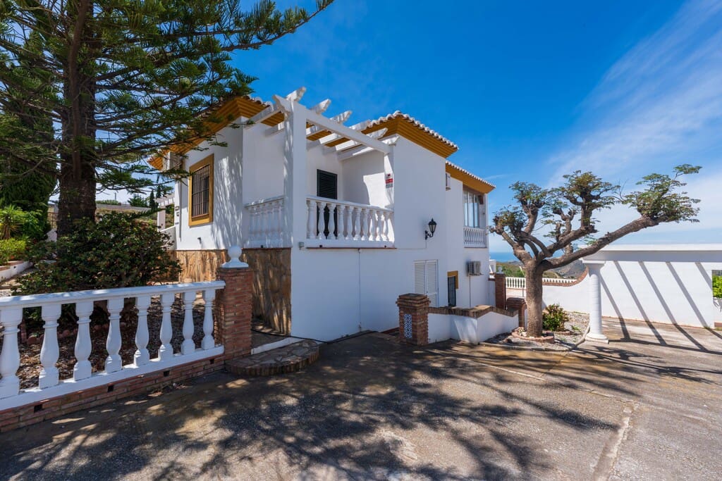 3 bedroom Villa for sale in Torrox with pool - € 525,000 (Ref: 9845083)
