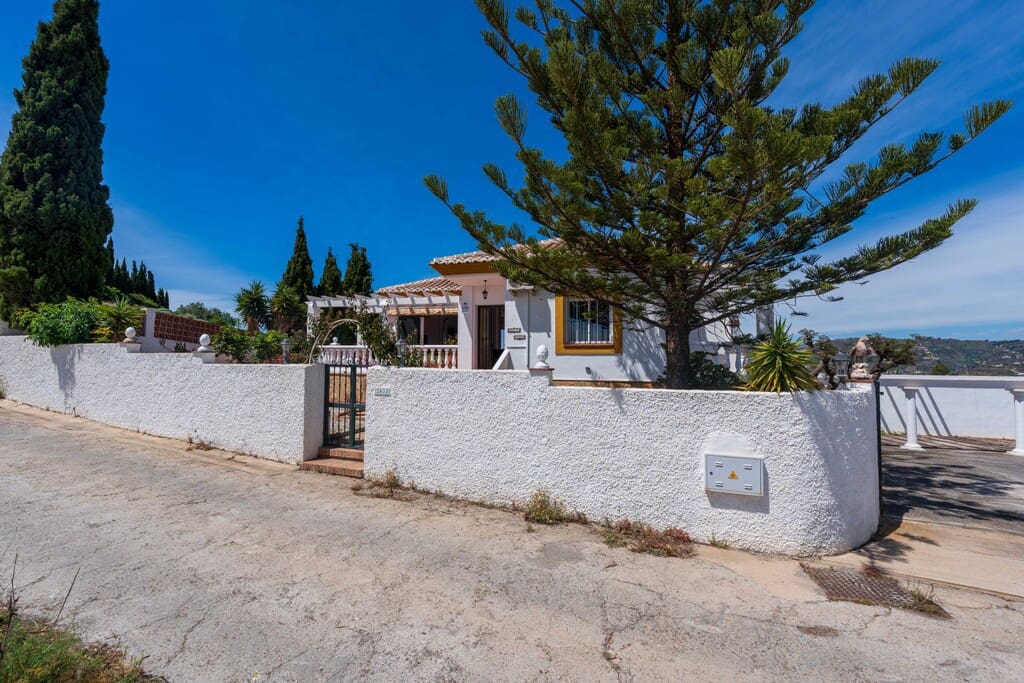 3 bedroom Villa for sale in Torrox with pool - € 525,000 (Ref: 9845083)