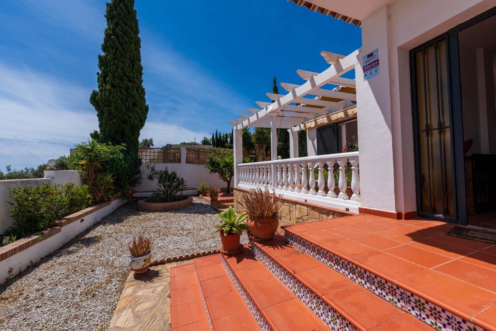 3 bedroom Villa for sale in Torrox with pool - € 525,000 (Ref: 9845083)