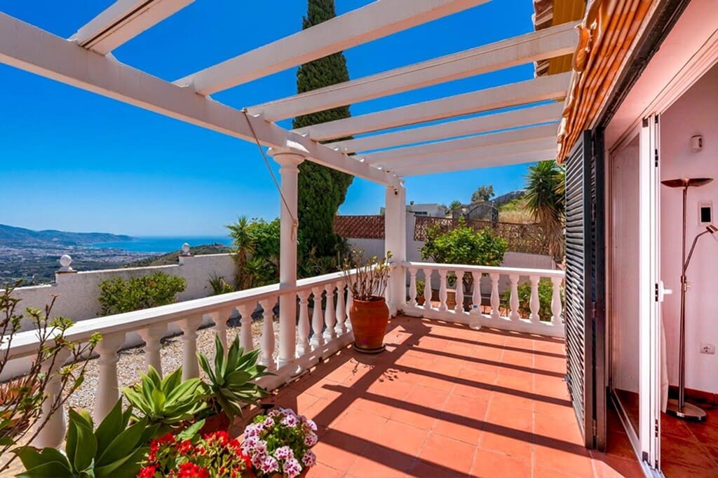 3 bedroom Villa for sale in Torrox with pool - € 525,000 (Ref: 9845083)