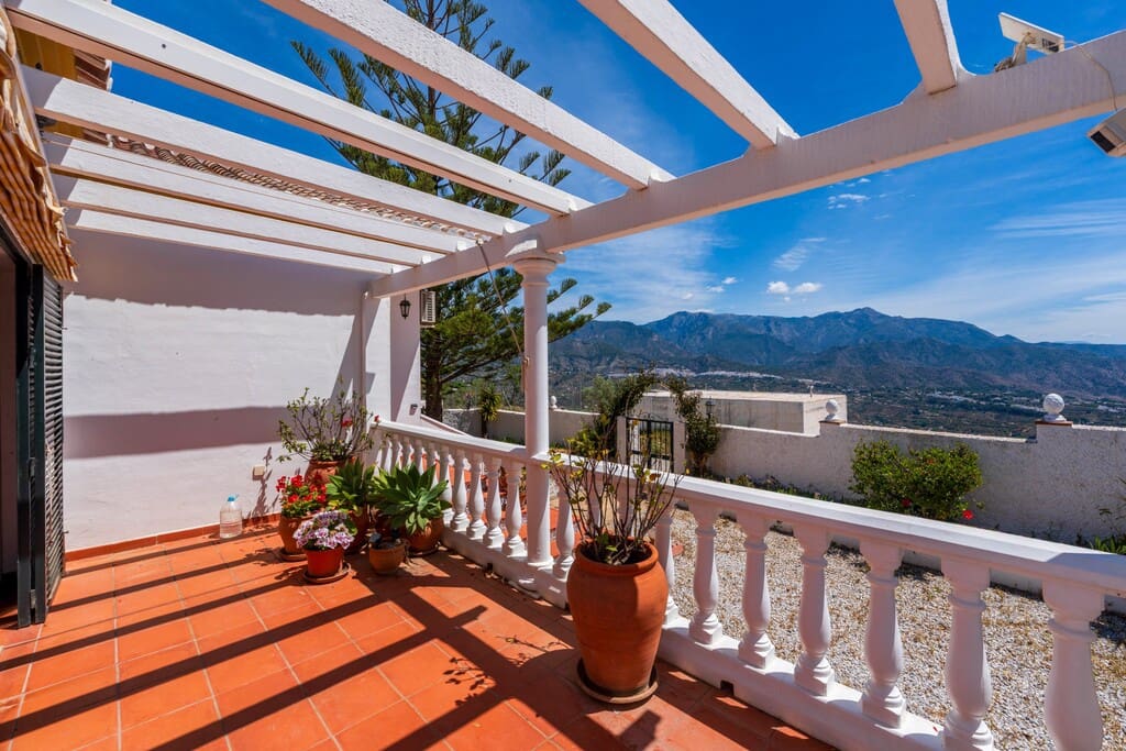 3 bedroom Villa for sale in Torrox with pool - € 525,000 (Ref: 9845083)