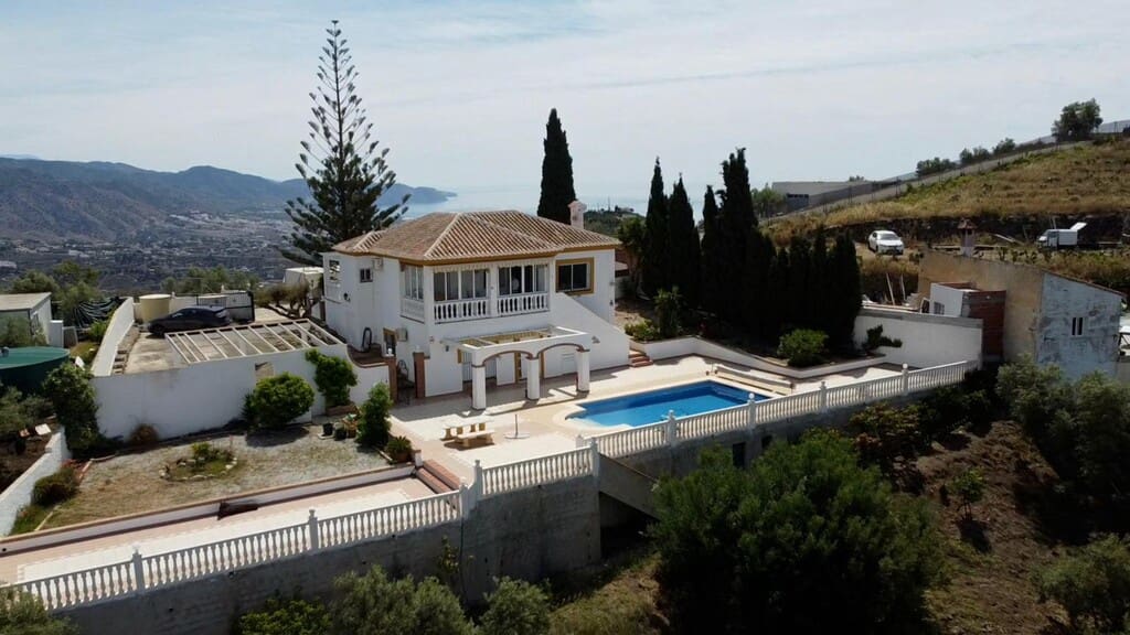 3 bedroom Villa for sale in Torrox with pool - € 525,000 (Ref: 9845083)