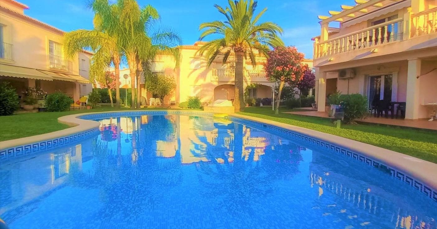 2 soveværelse Rækkehus til salg i Denia med swimmingpool garage - € 285.000 (Ref: 9414606)