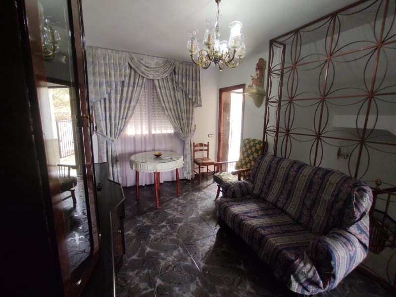 3 soveværelse Byhus til leje i Sayalonga med garage - € 700 (Ref: 8181961)