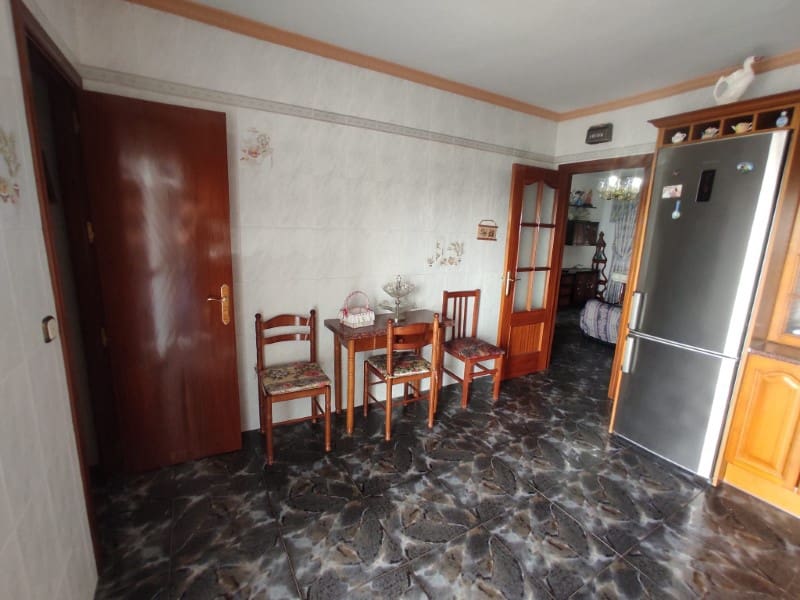 3 soveværelse Byhus til leje i Sayalonga med garage - € 700 (Ref: 8181961)