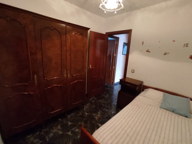 3 soveværelse Byhus til leje i Sayalonga med garage - € 700 (Ref: 8181961)